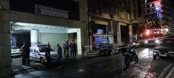 Αυτόπτης μάρτυρας για επίθεση Α.Τ. Ομονοίας: «60 νέοι, μαυροφορεμένοι, πέταγαν μολότοφ για 4 λεπτά»
